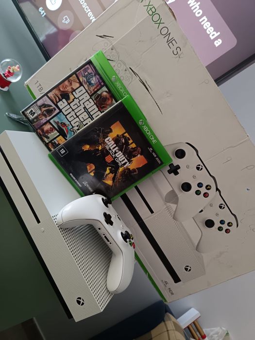 Xbox One S 1TB + comando + GTA V e COD — impecável