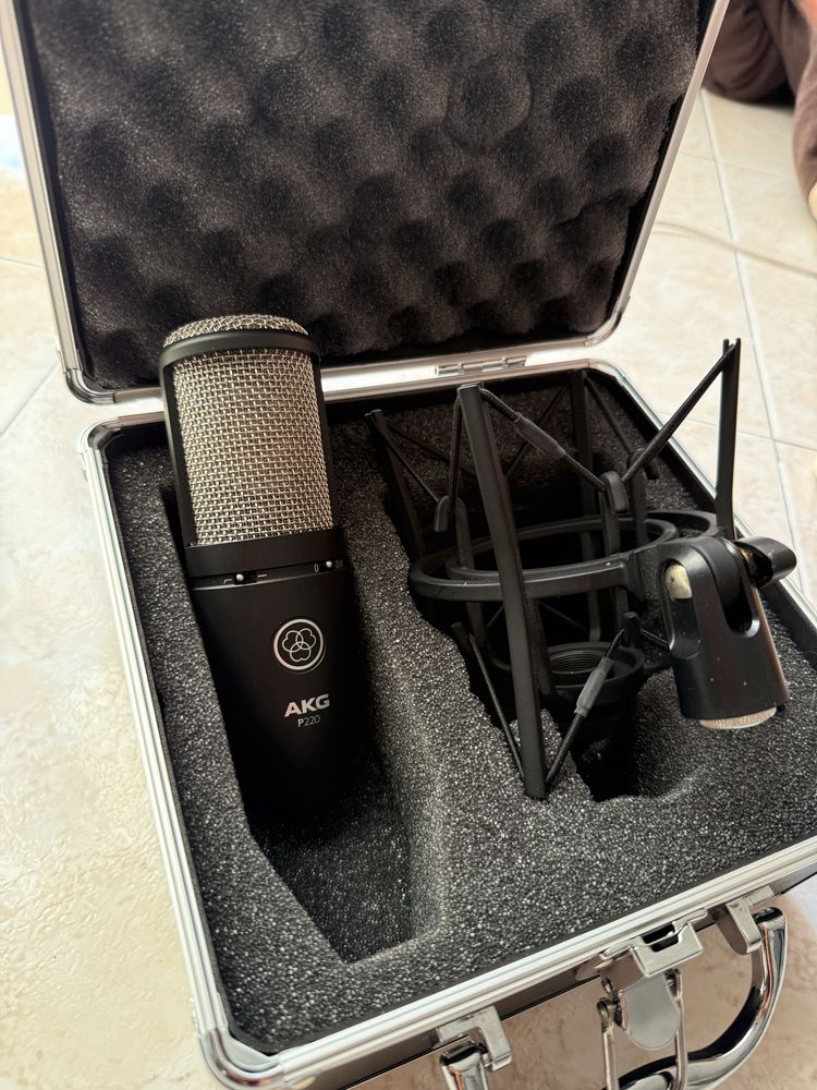 AKG P220 Microfone Condensador