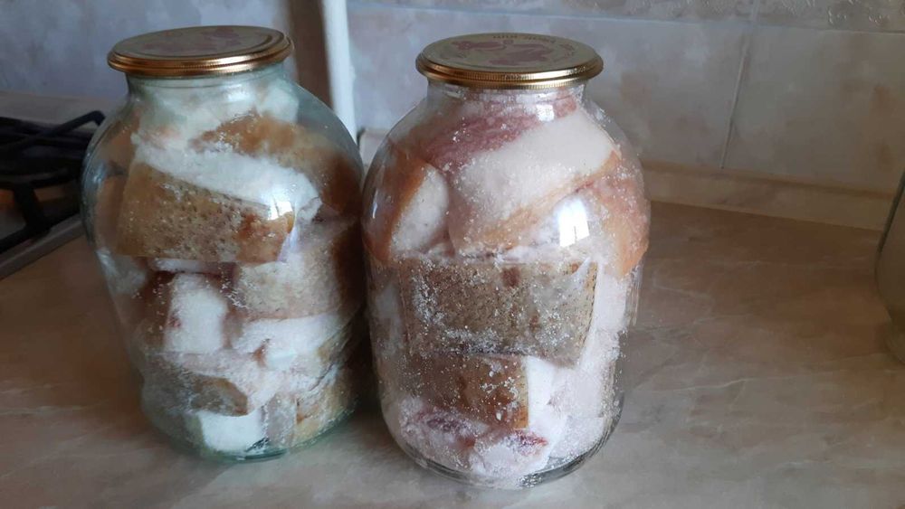 Домашнє сало в банці.