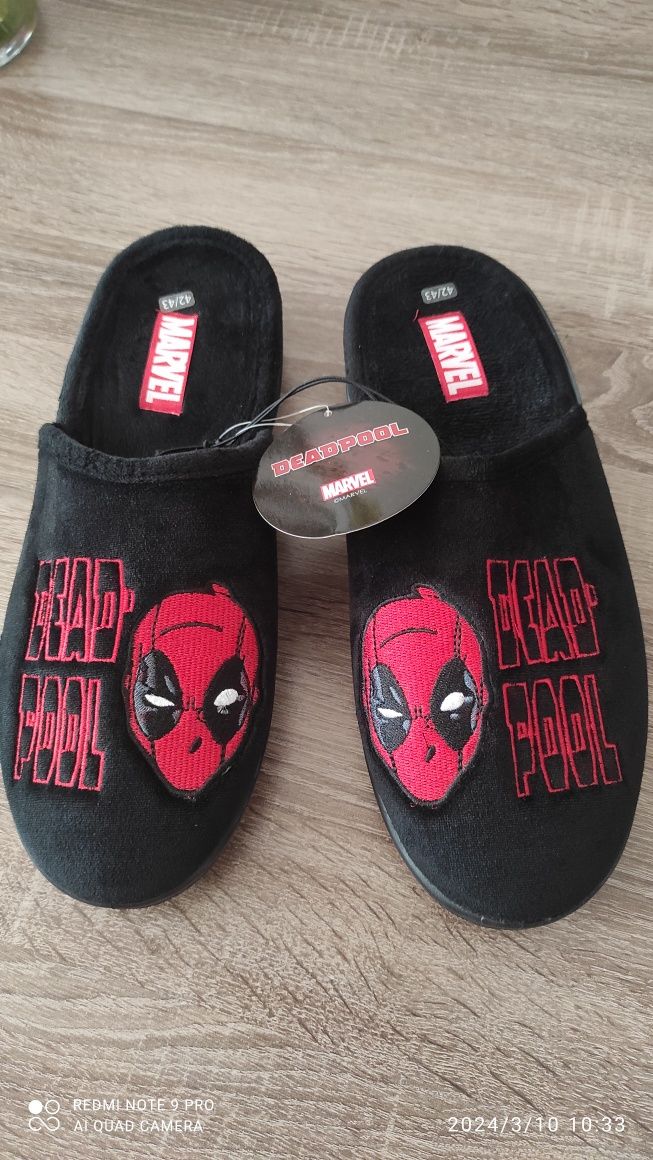 Kapcie  firmowe MARVEL -Deadpool superbohater