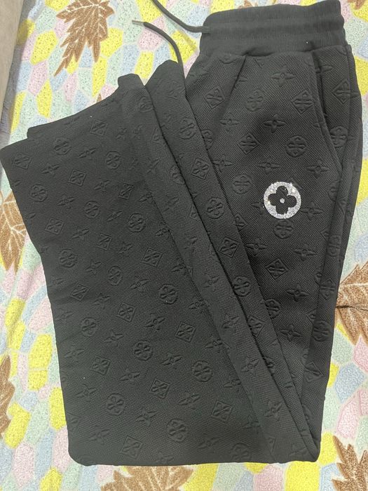 Жіночий чорний костюм 46-48 р,новий