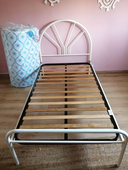 Cama solteiro em ferro