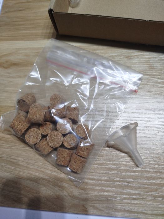 Zestaw DIY – plastikowe probówki z korkami i sznurkiem jutowym na upom