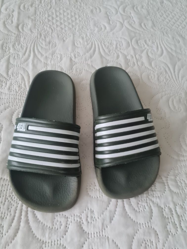 Używane klapki dziecięce.  Rozmiar 30/31. Koloru cienka zieleni/ khaki