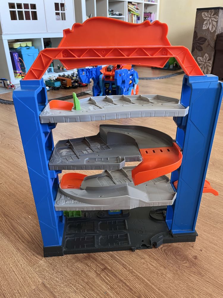 Автовоз та гараж Hot Wheels