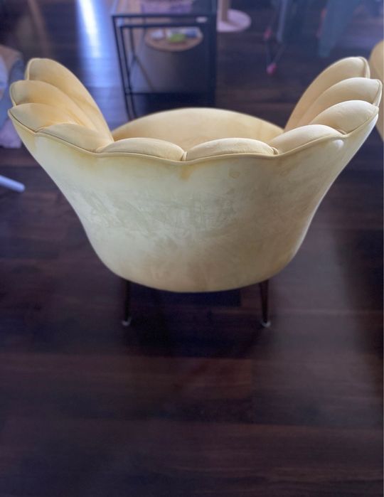 Żółty fotel glamour