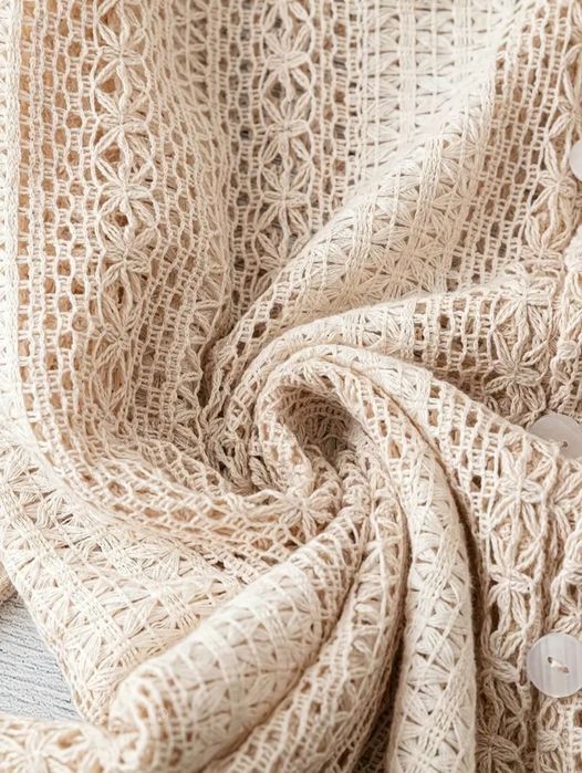 Блуза з довгими рукавами та V- подібним вирізом та гудзиками