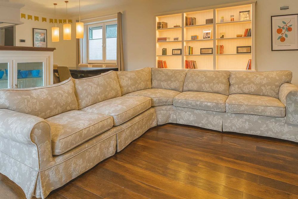 duży stylowy narożnik kanapa z falbaną