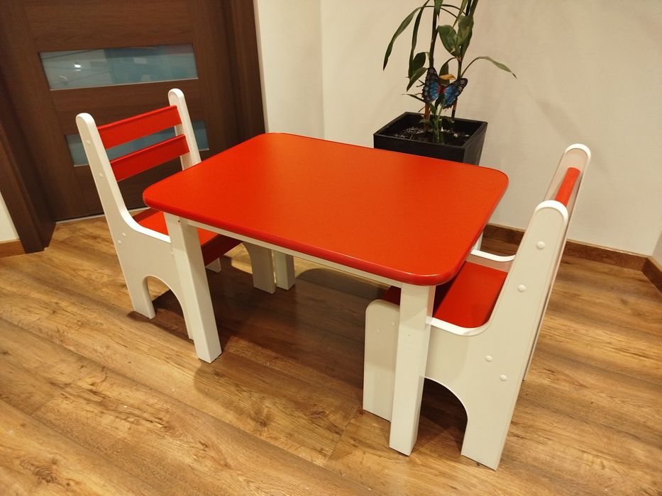 Stolik dla dzieci z krzesełkami