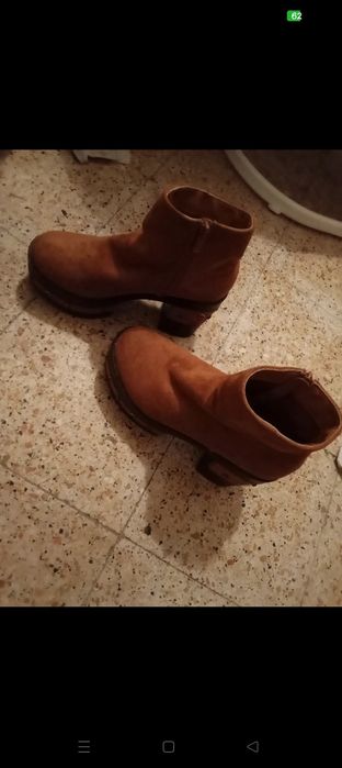 Vendo botas castanhas e pretas