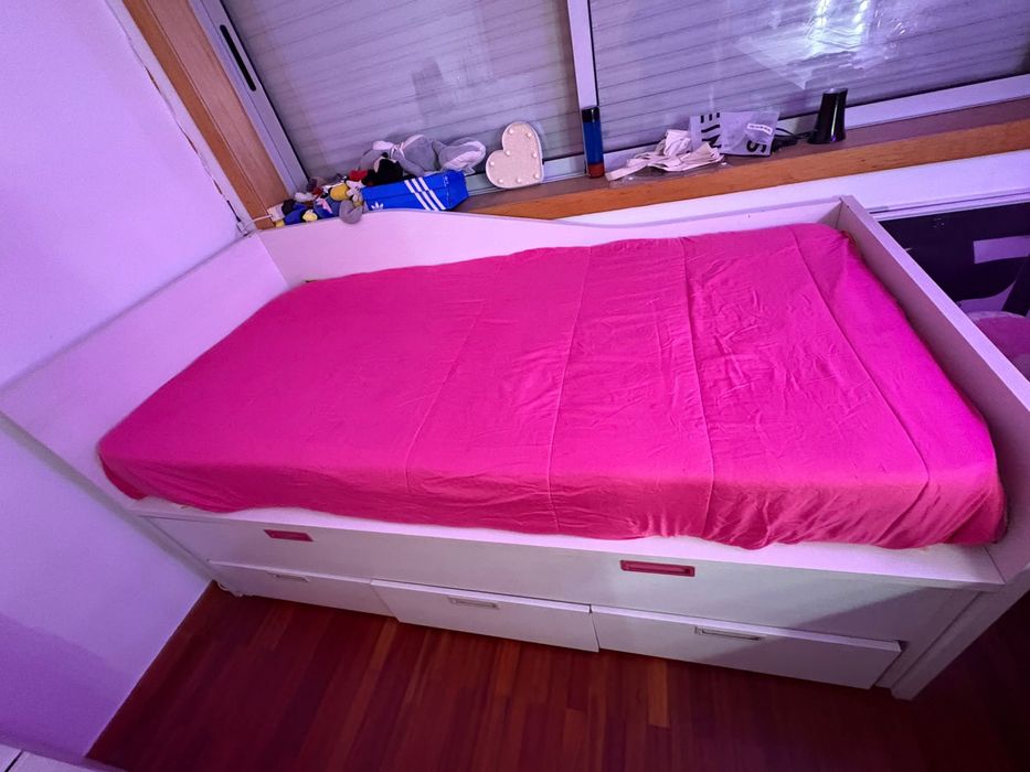 Cama , comoda e aparador
