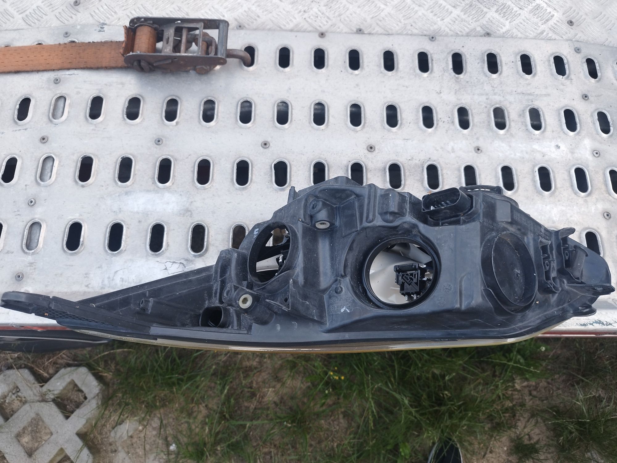 Lampa prawa przód Ford Focus po liftingu