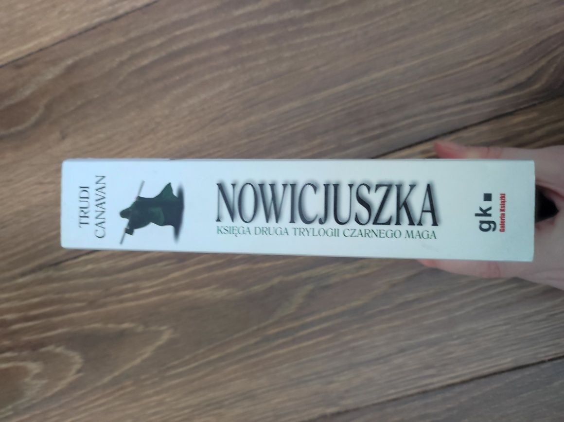 Książka Nowicjuszka Trudi Canavan.
Trudi Canavan