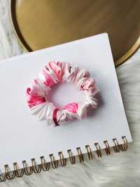 Biało-różowa gumka scrunchie