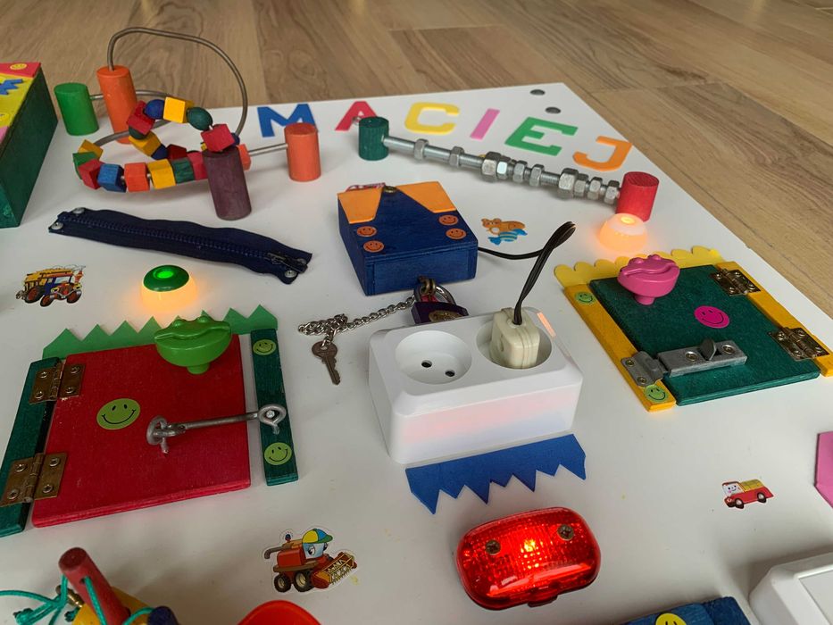Tablica sensoryczna, manipulacyjna dla Twojego dziecka