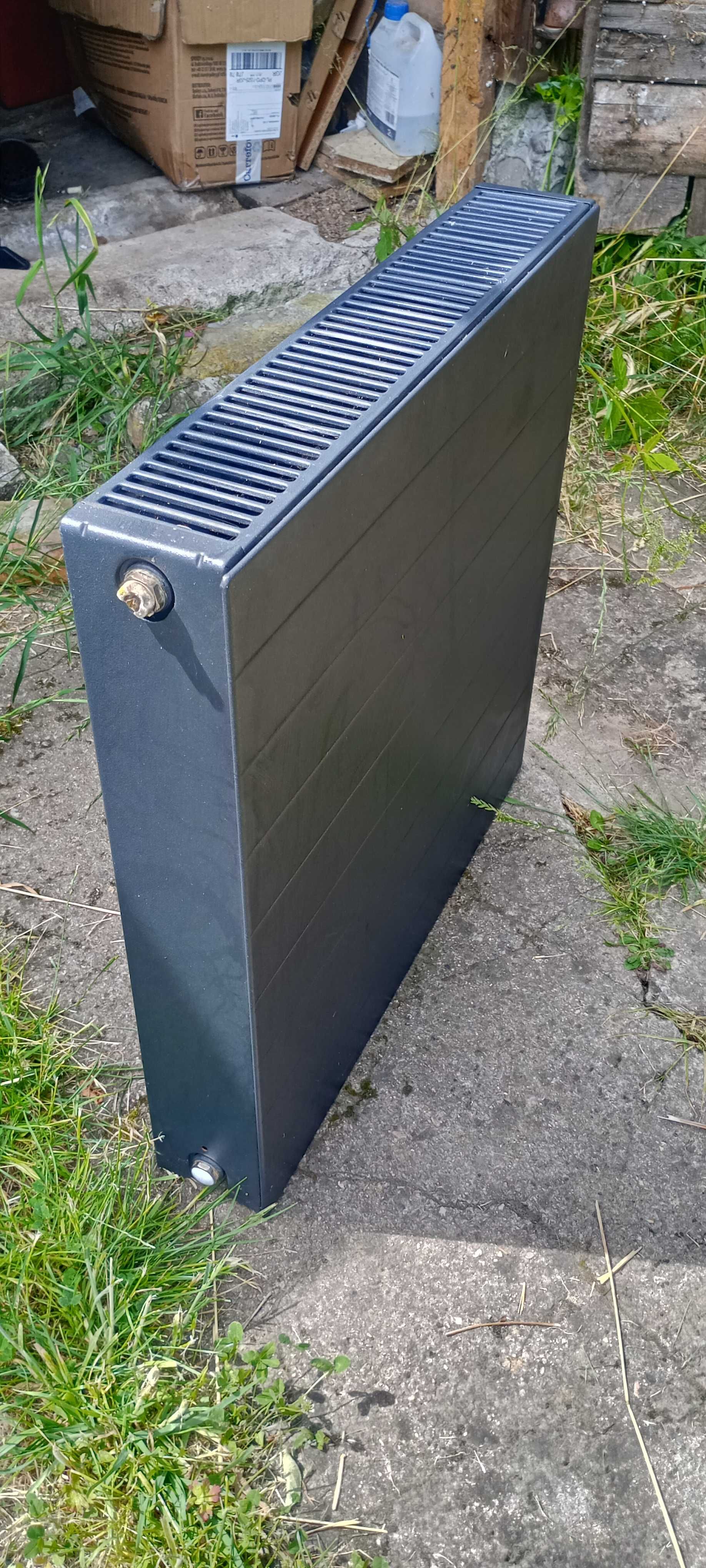 Grzejnik Equation CV22 600x600 czarny