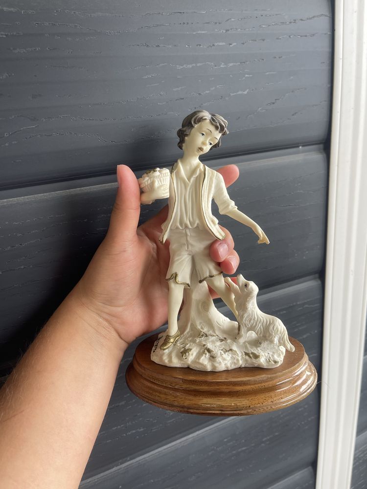 Mala figurka chlopiec porcelana Capodimonte