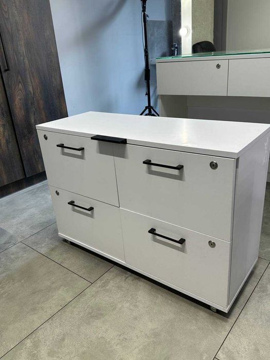 Стіл візажний з підсвіткою, комод