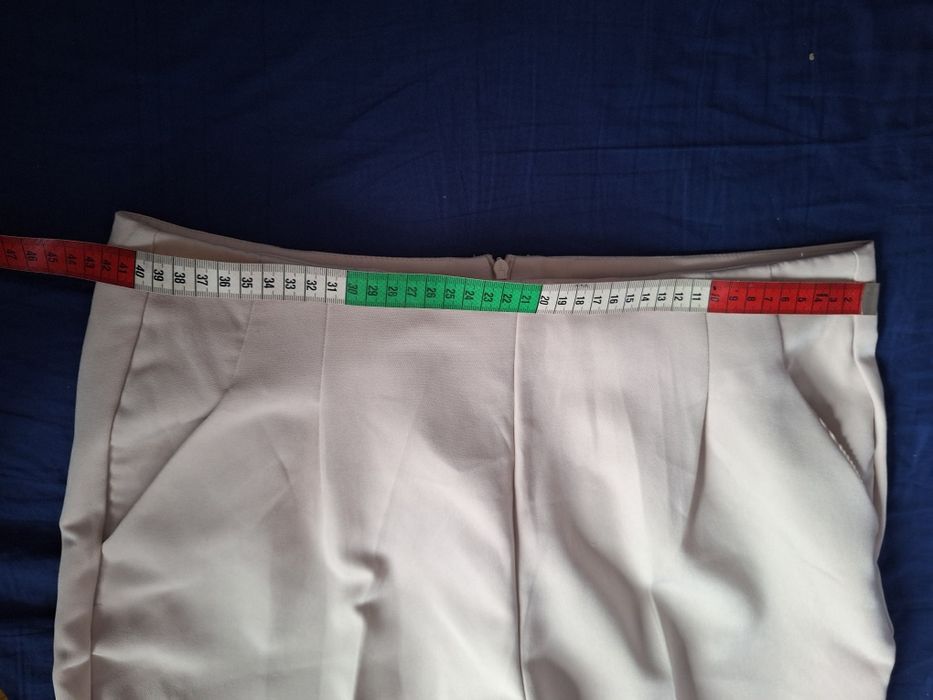 Beżowe spodnie damskie.