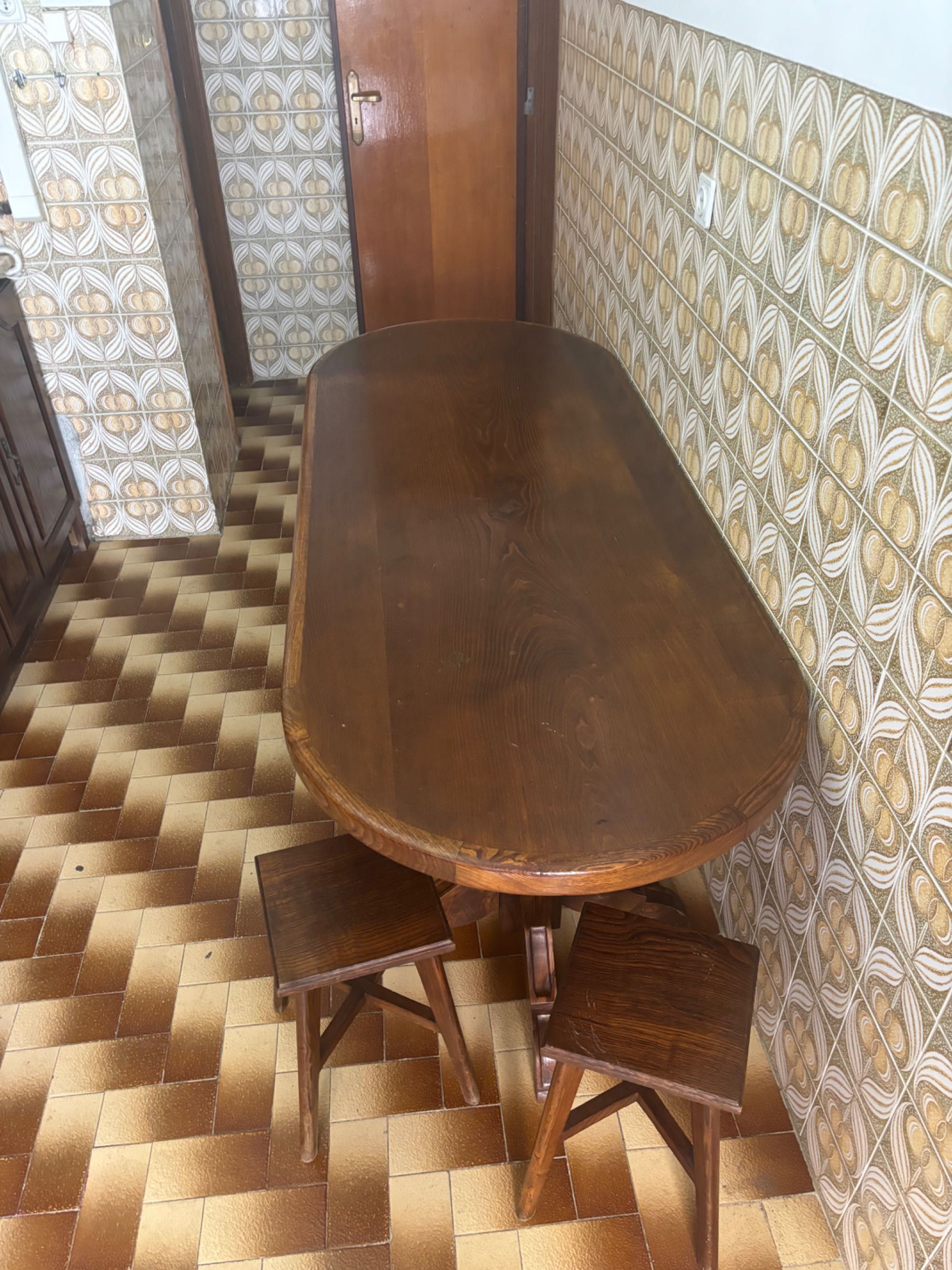 Mesa de jantar em castanho