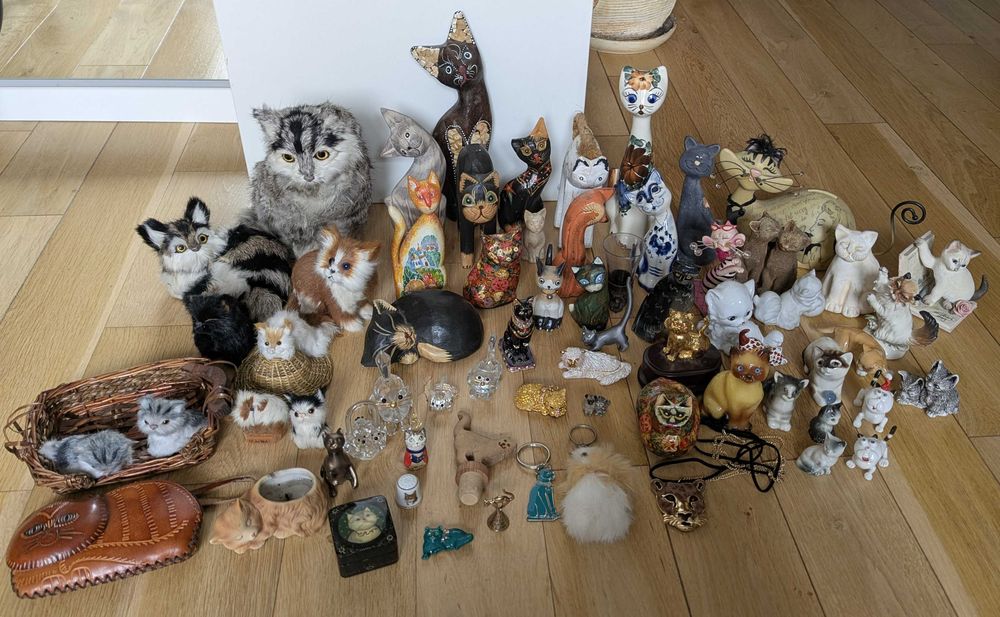 Zestaw 66 figur ‑ kotów (porcelana, drewno, metal, plusz, kryształ)