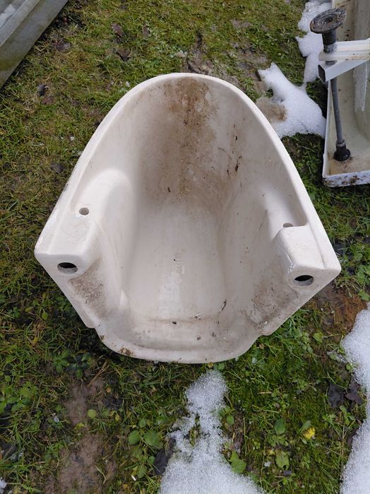 Umywalka łazienkowa z osłoną syfonu