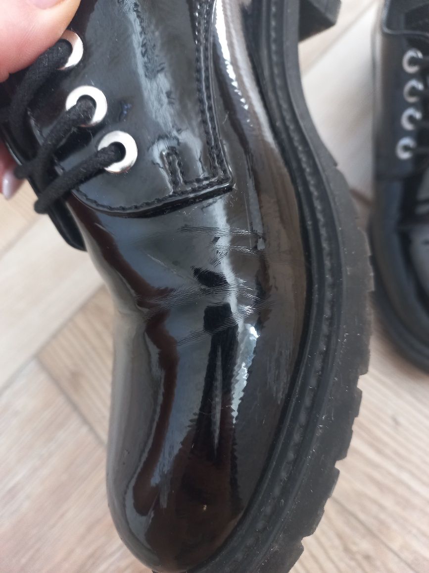 Pantofle lakierowane 38
