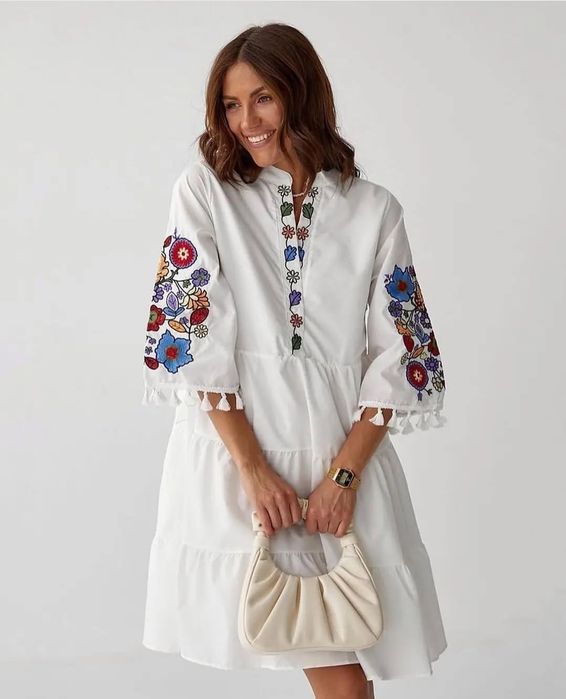 Розкішна вишита сукня