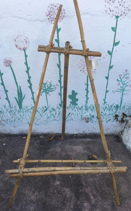 cavalete artesanal feito com canas