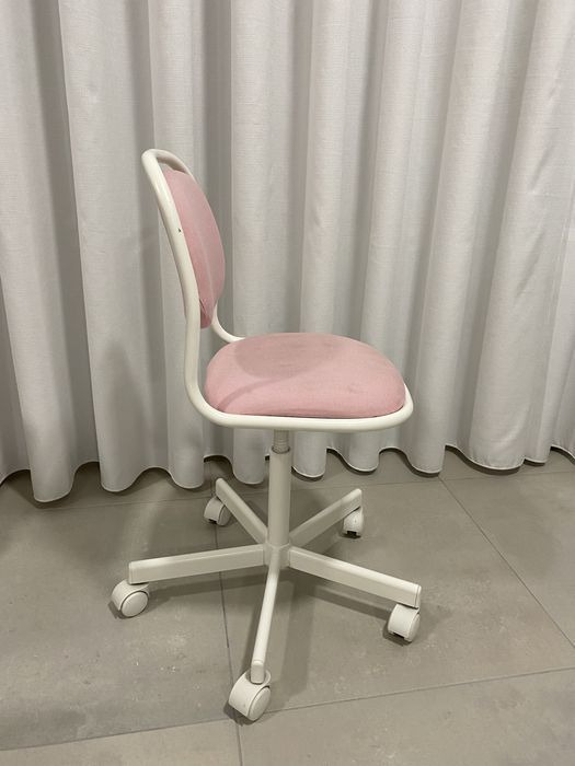 Cadeira criança IKEA rosa com rodas