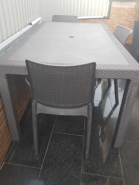 mesa de resina retangular com 4 cadeiras fabrico italiano