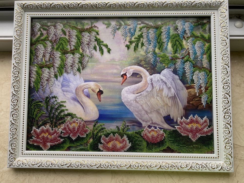 Продам картину ,,Лебеди " вышитую из чешского бисера