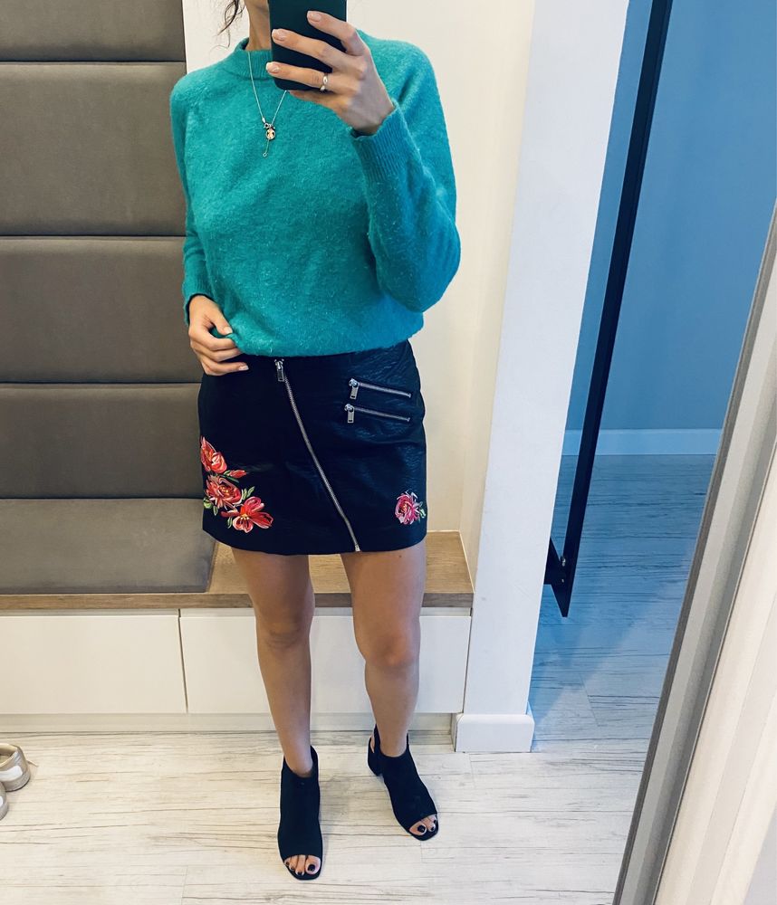 Czarna elegancka spódniczka mini skórzana z eko skóry eko skóra h&m za