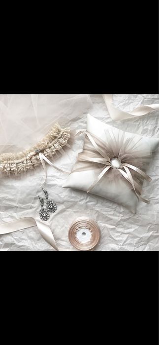 Свадебная подушечка для колец и  подвязка