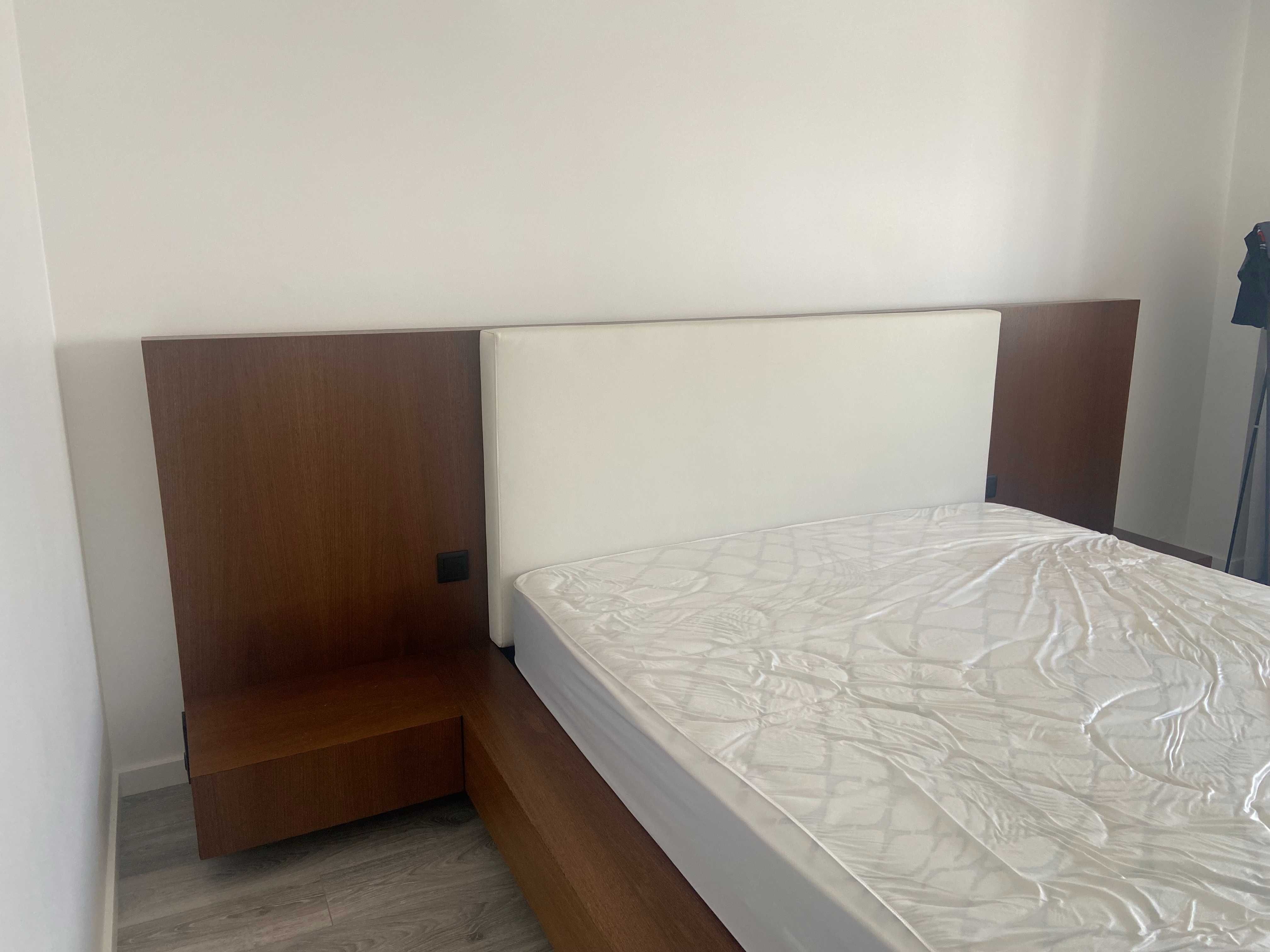 Cama sem colchão com mesas de cabeceira incorporadas