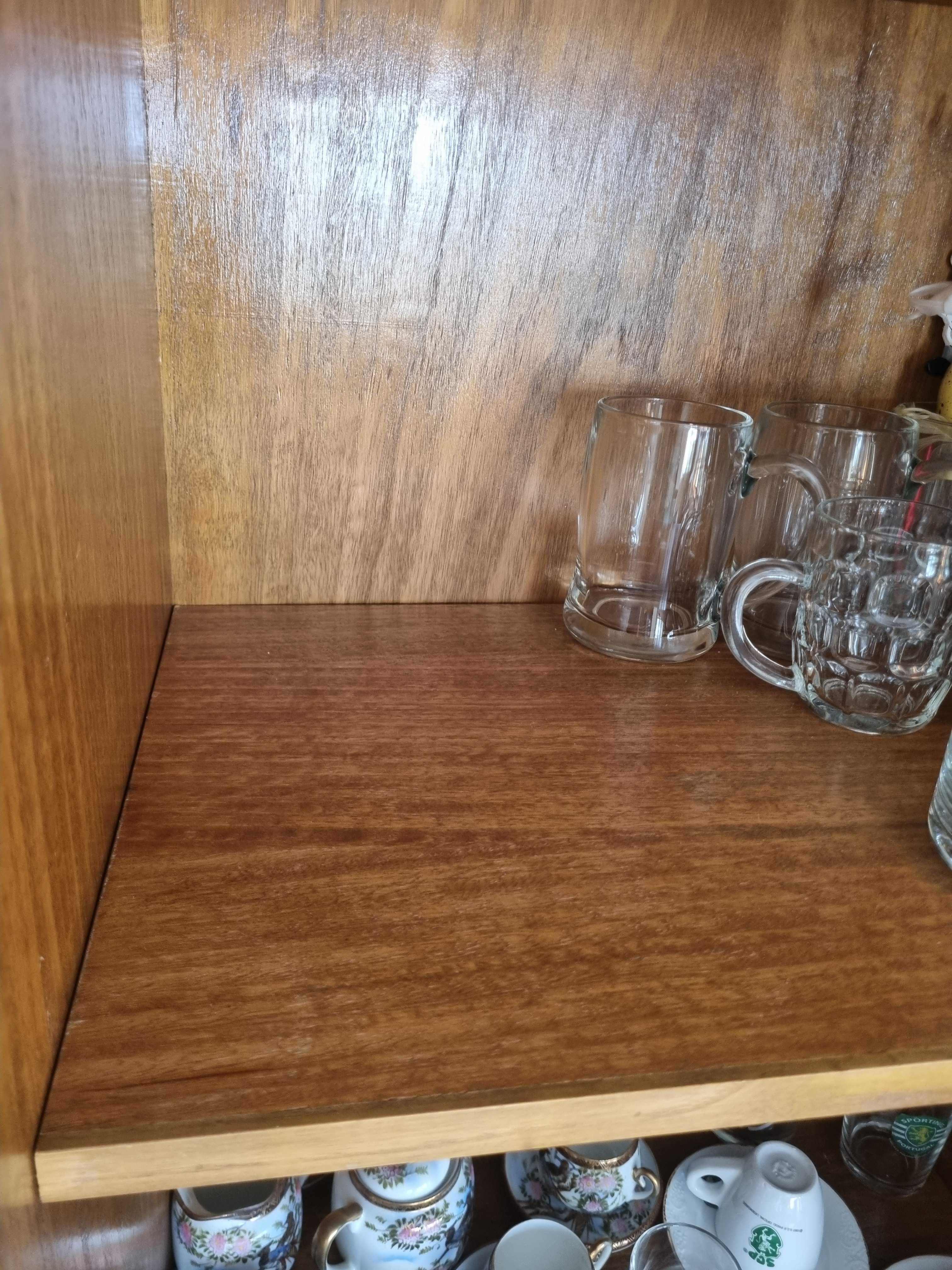 Movel de sala em madeira castanho