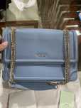 Mala Tous azul com corrente dourada