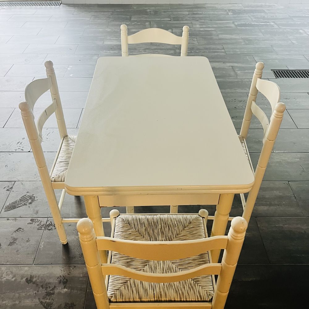 Mesa extensivel + 4 cadeiras