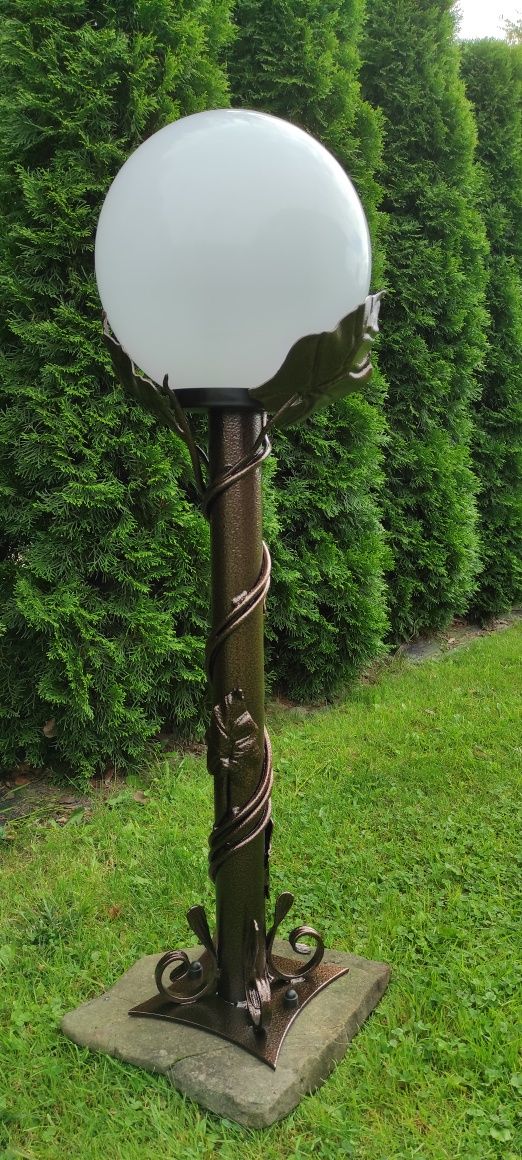 Lampa ogrodowa stojąca kuta