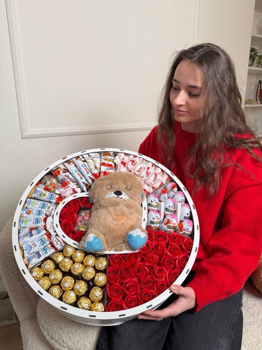 Подарункові бокси ручної роботи з шоколадом, цукерками та печивом