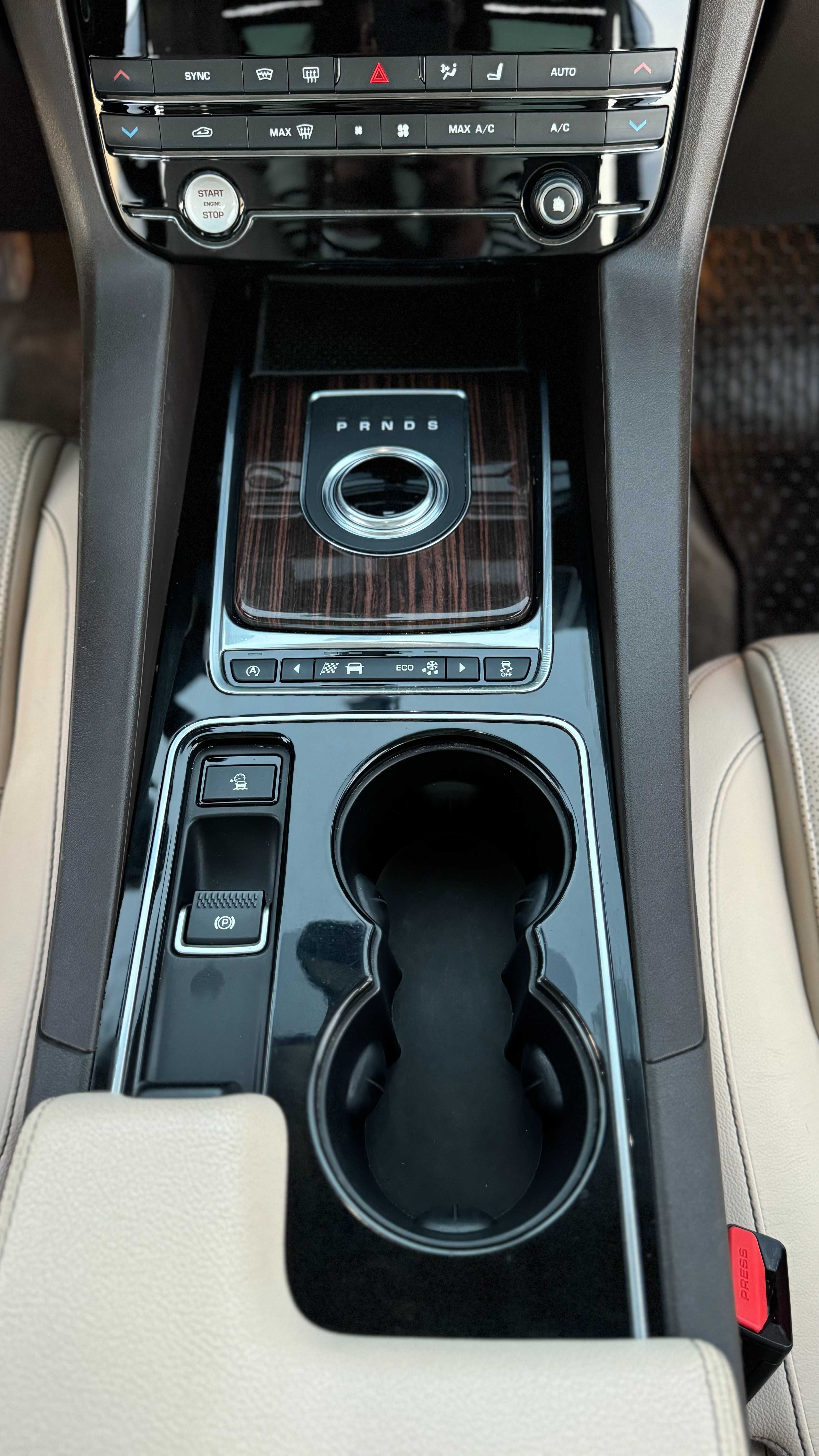Jaguar F-Pace 2016, 2.0D AT (180 к.с.) AWD