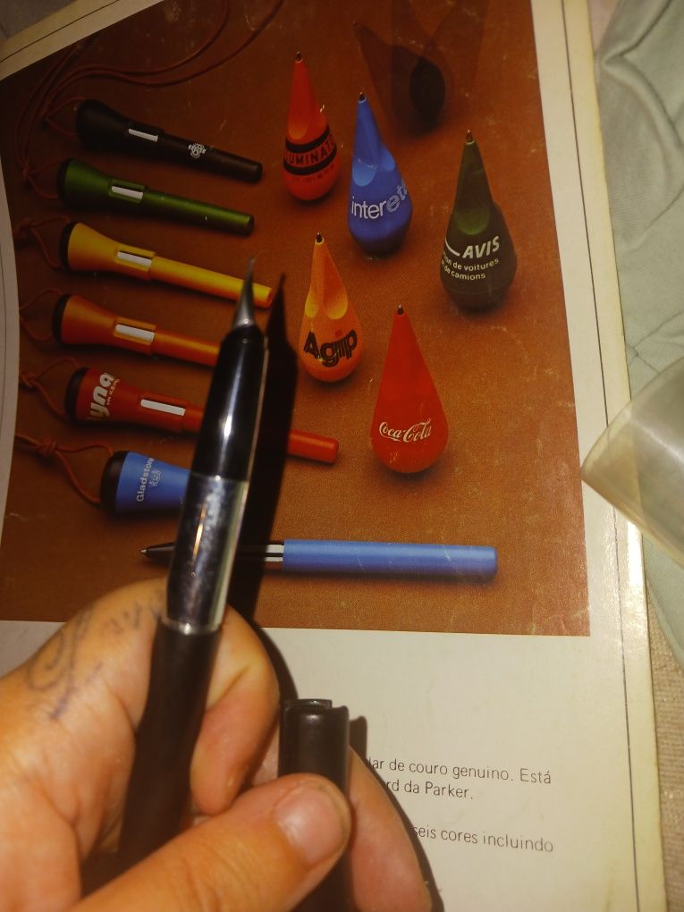 Caneta igual ao folheto vendo os dois