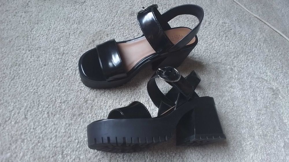 Sandálias ZARA, botas MANGO e outras