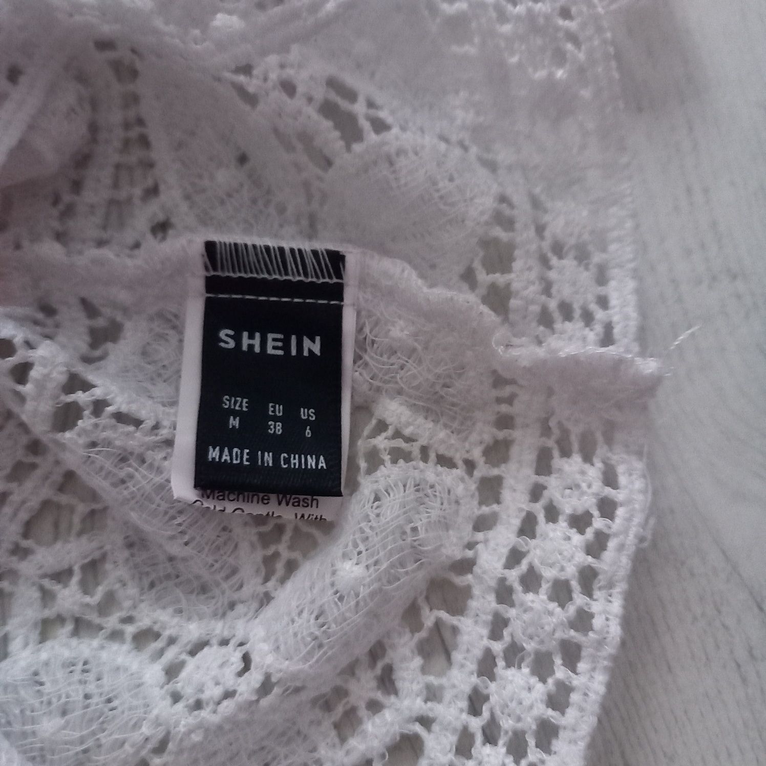 Bluzka Shein biała boho krótka crop top bolerko tiulowa koronki hafty