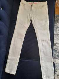 Spodnie jeans r 146