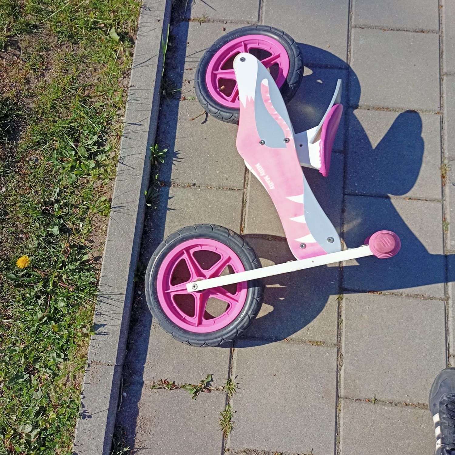 Rower biegowy drewniany z korkiem różowy