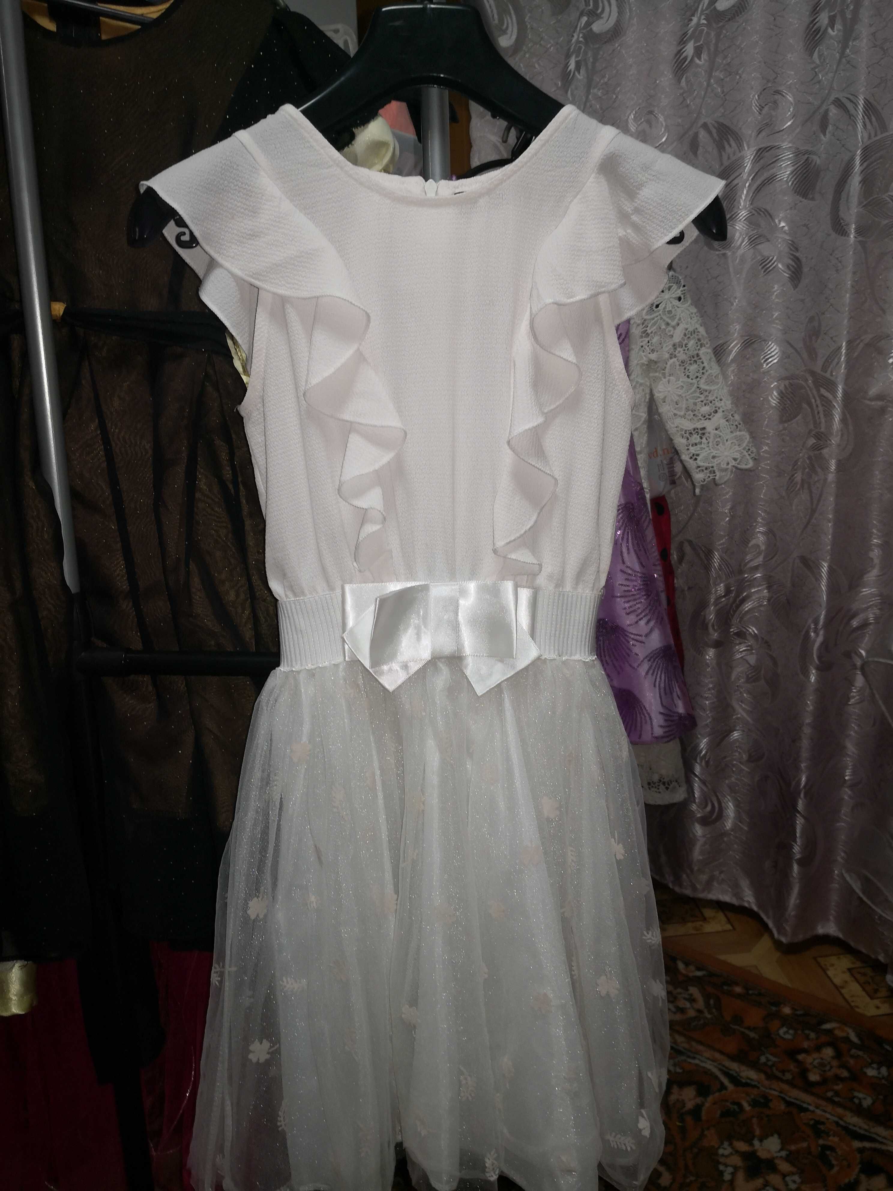 Здаю в оренду сукні для дівчаток, костюми для хлопчик.ціна 150-200 грн