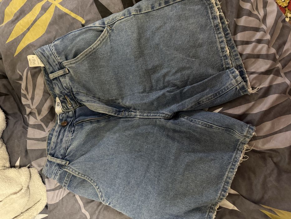 Продам джинсовые шорты