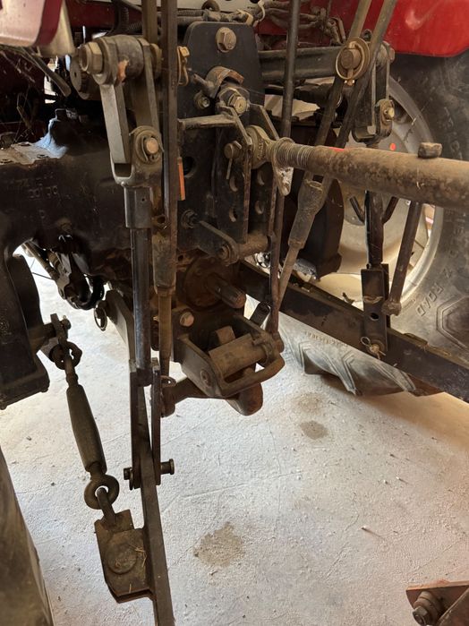 Tractor Case Internacional 275 com Alfaias, reboque e apenas 645h!