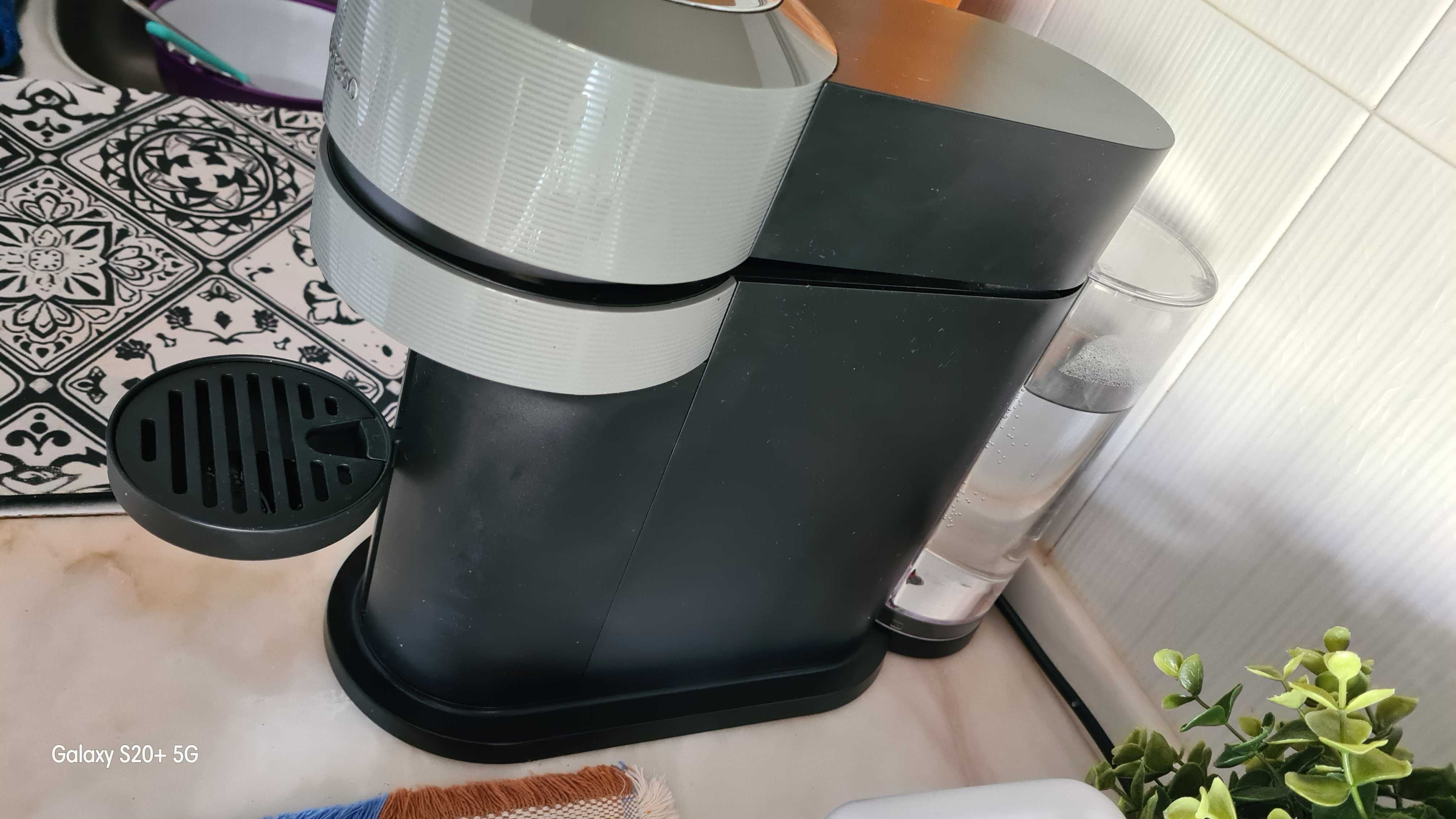 Máquina de café Nespresso praticamente nova